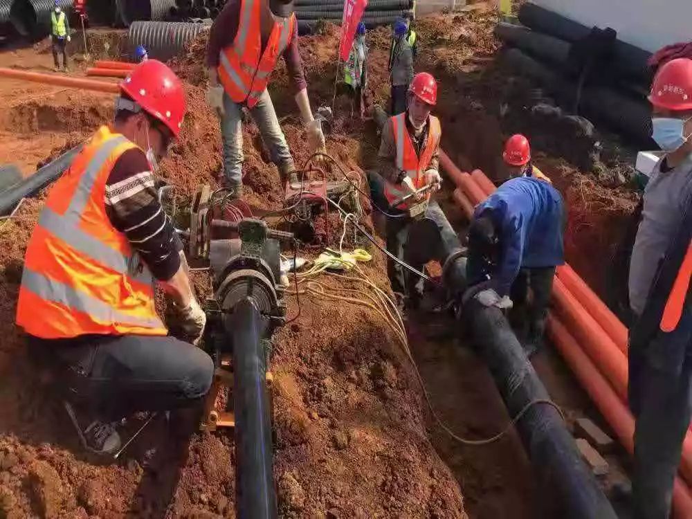 他們?cè)鯓訛榛鹕裆嚼咨裆结t(yī)院送進(jìn)生命源泉——防腐管道的鋪設(shè)與保障